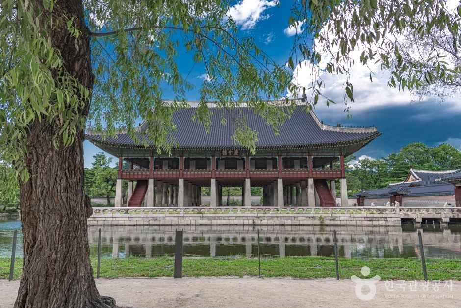 Traditional Korean palace architecture